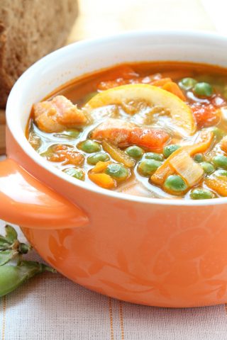 Суп из красной рыбы с зелёным горошком, помидорами и оливками