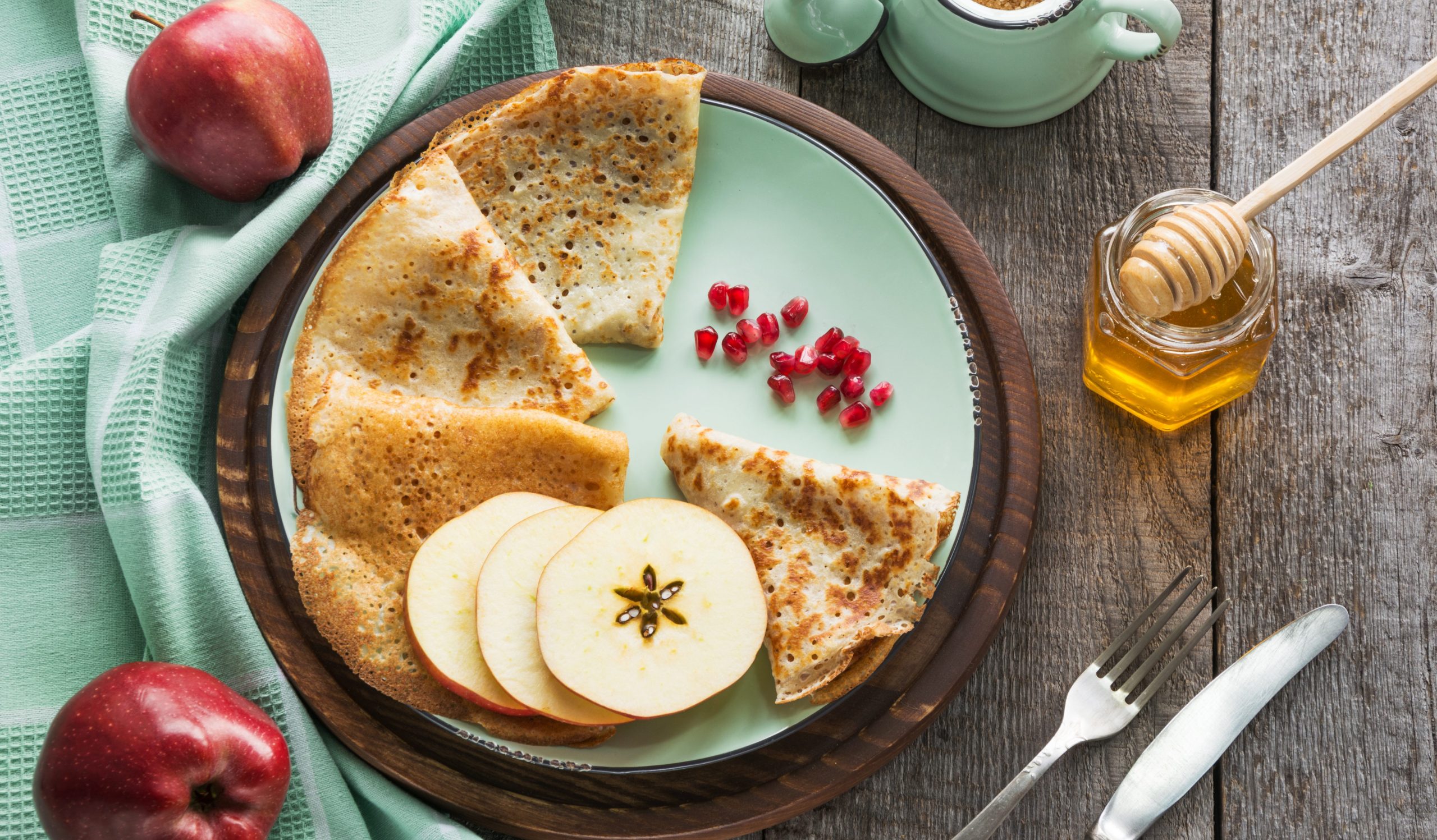 Блины на молоке с яблоками и корицей - Лайфхакер