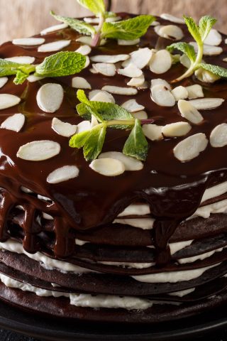 Шоколадный блинный торт со взбитыми сливками