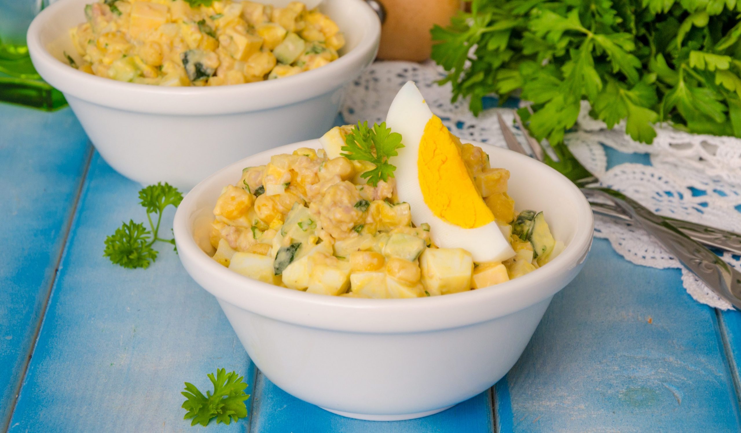 Салат из печени трески с яйцами, сыром и кукурузой — Лайфхакер