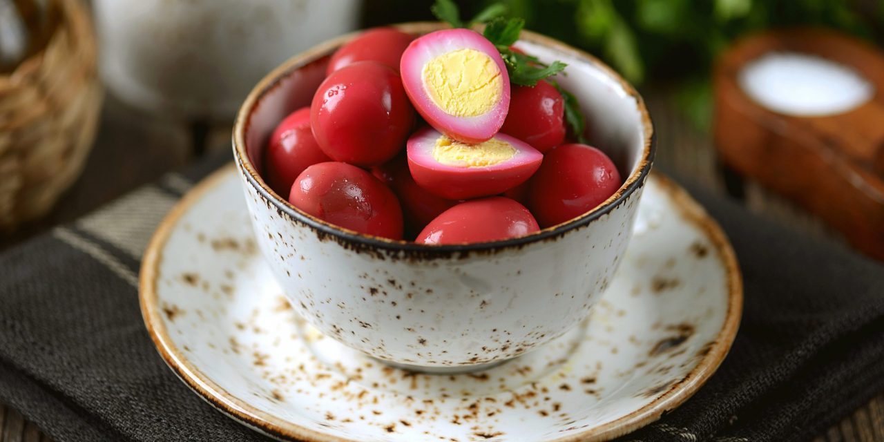 Розовые маринованные яйца