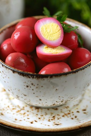 Розовые маринованные яйца