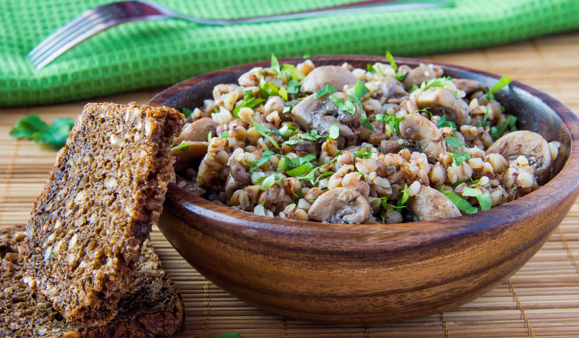 Гречневая каша с жареными грибами и луком