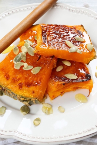 Тыква, запечённая кусочками в духовке с сахаром и сливочным маслом