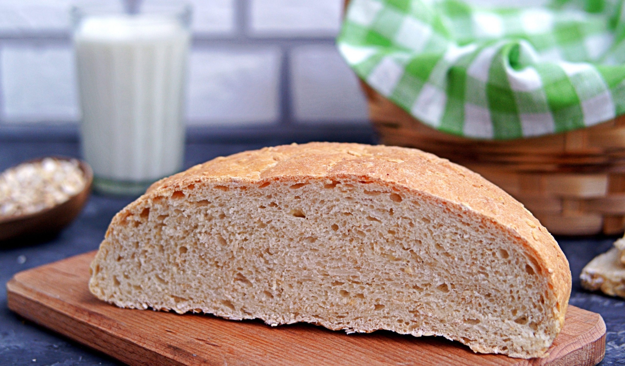 Хлеб с овсяными хлопьями и изюмом