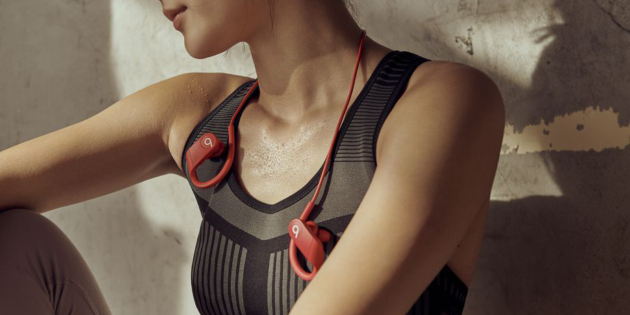 Apple ����������� ���������� �������� Powerbeats. ��� �������� 15 ����� ��� ����������