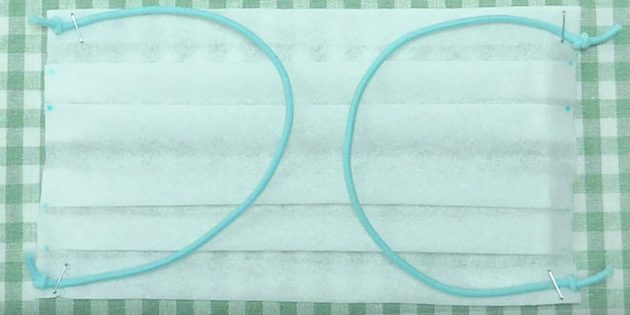 Как сделать медицинскую маску: если используете шнур, завяжите на нём узелки