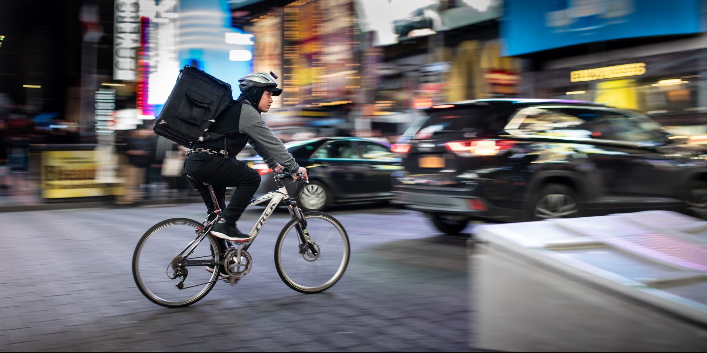 Погоня за кошкой и экзистенциальный кризис: в Twitter вспоминают забавные истории про курьеров