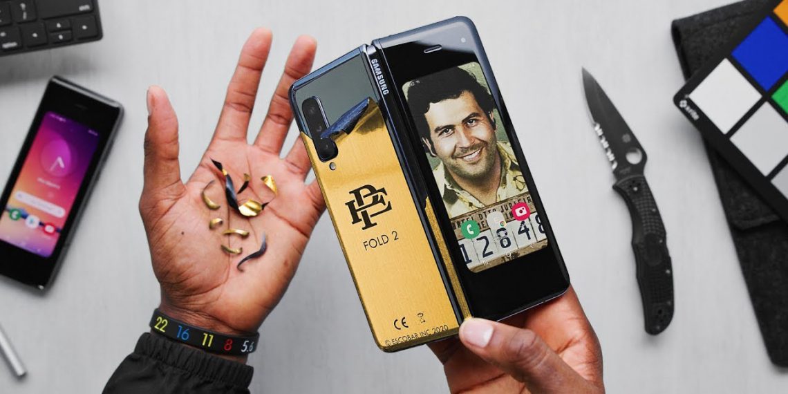 Складной смартфон от брата Пабло Эскобара — всего лишь Galaxy Fold в золотой плёнке