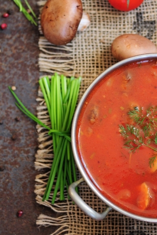 Томатный суп с курицей, капустой и шампиньонами