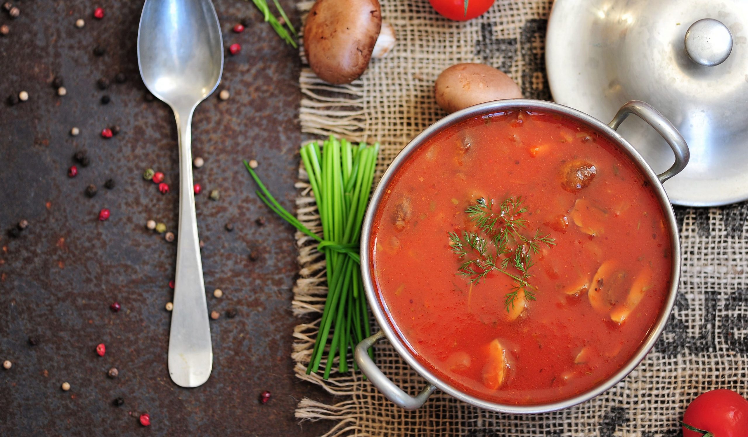 Томатный суп с курицей, капустой и шампиньонами