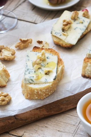 Брускетта с голубым сыром, орехами и мёдом