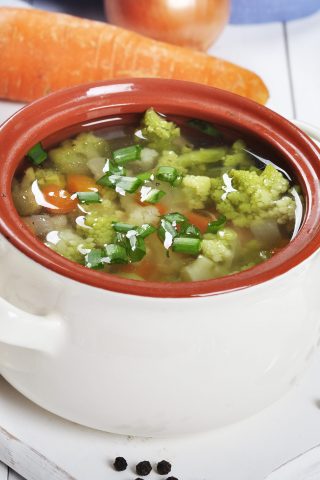 Постный суп с фасолью, брокколи и грибами
