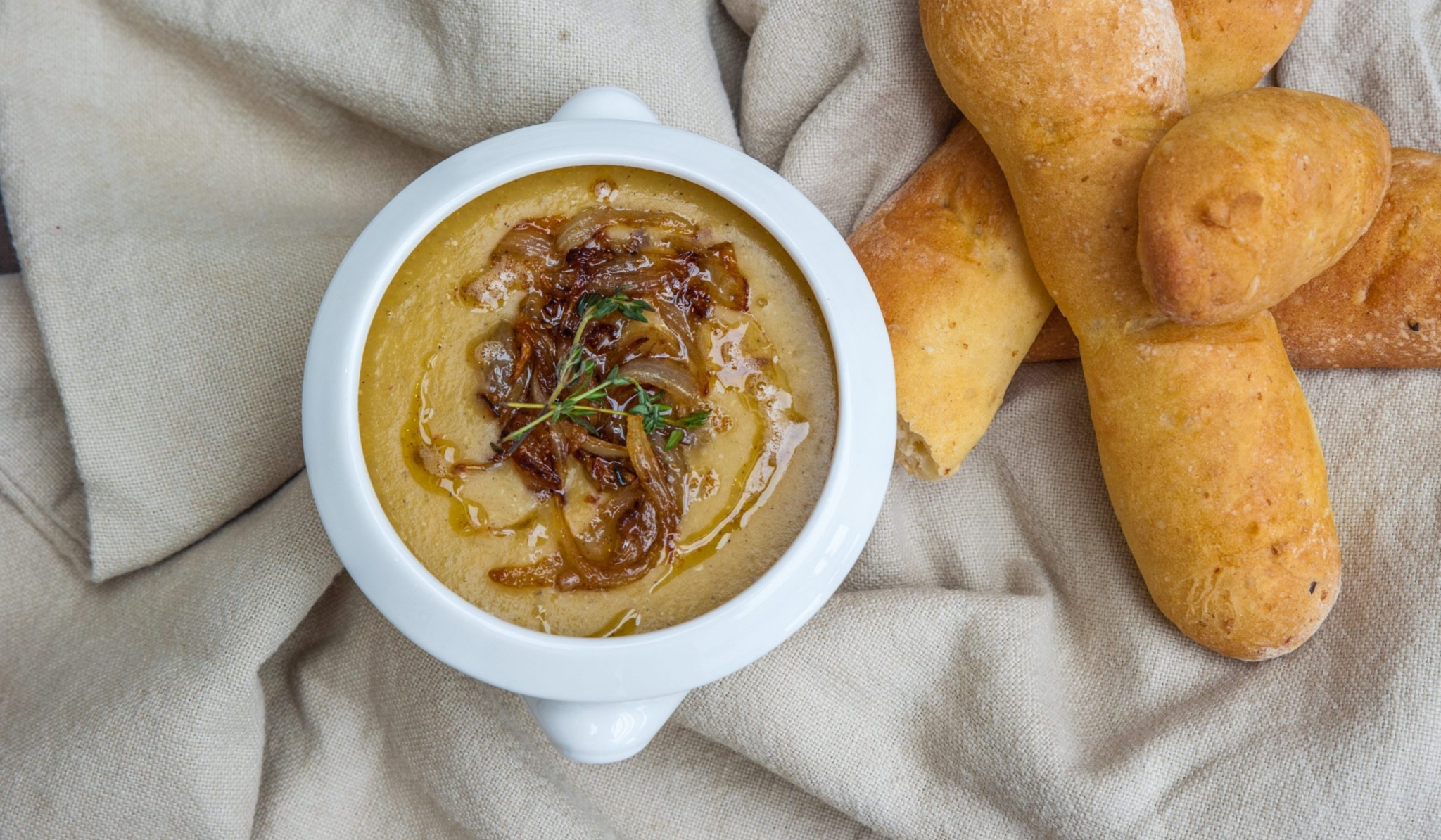 Картофельный суп-пюре с чесноком, помидорами и перцем