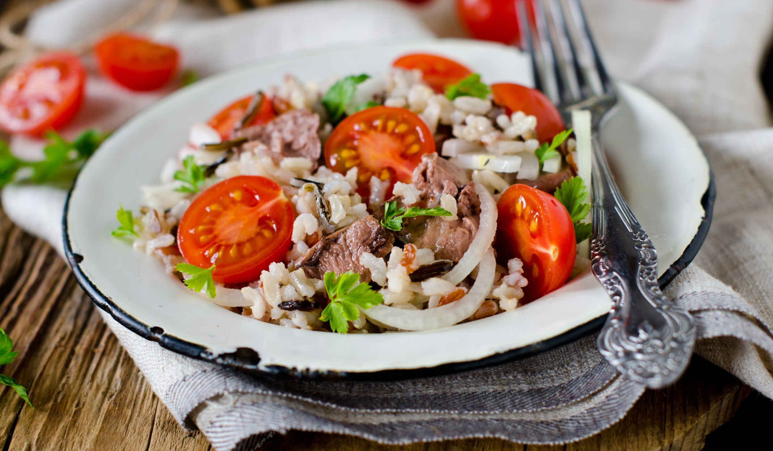 Салат с рисом и печенью трески