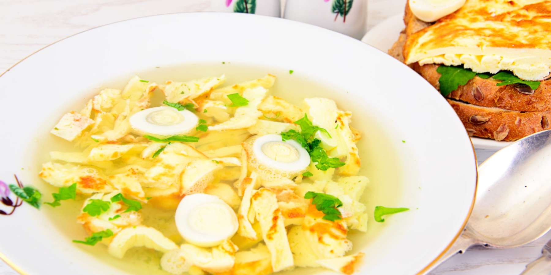 Куриный суп с омлетом и спагетти