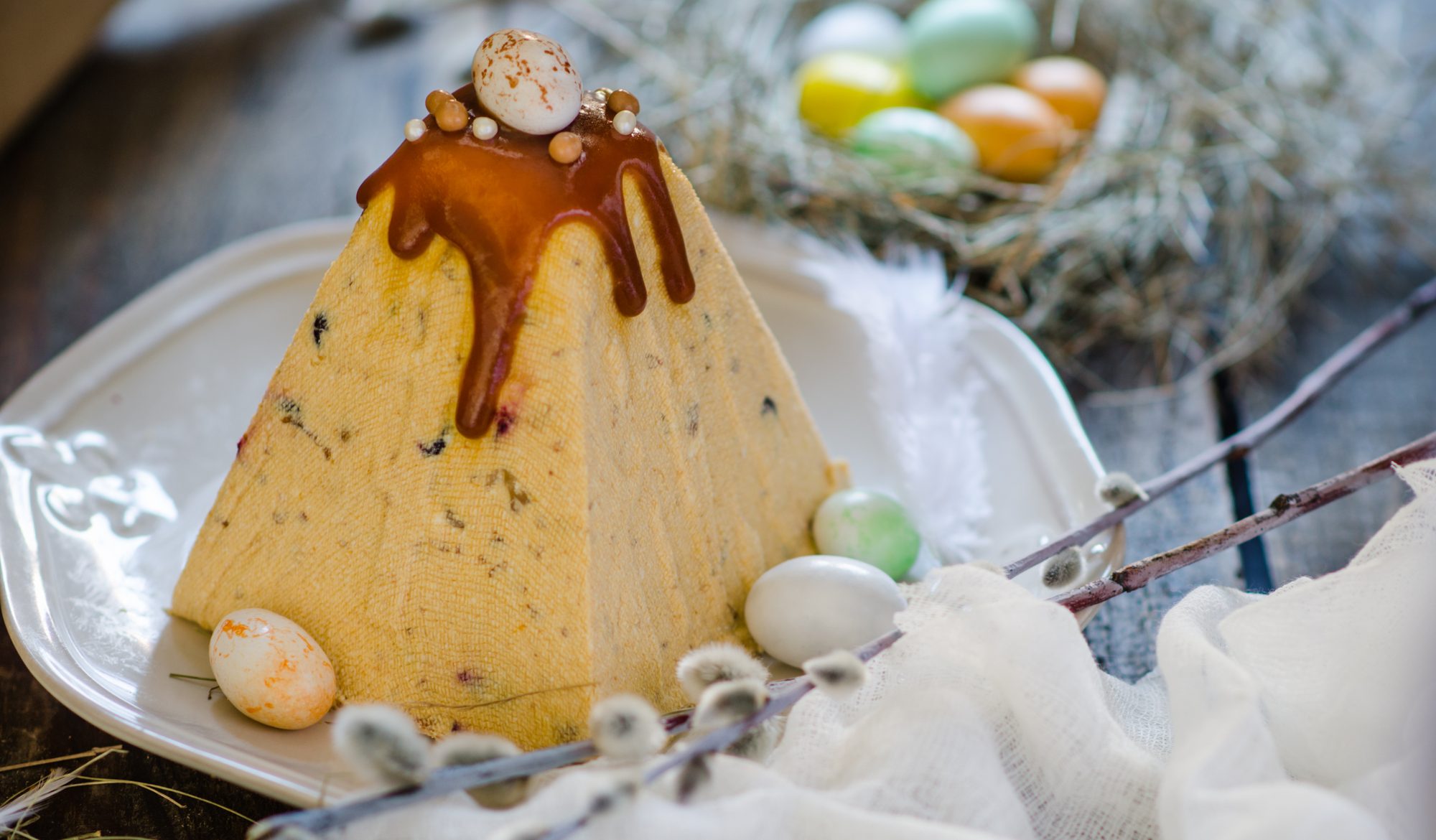 Творожная пасха с варёной сгущёнкой, печеньем и орехами