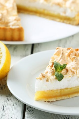 Лимонный пирог со сливками и меренгой