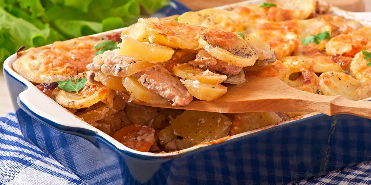 Картофель на сковороде с шампиньонами и помидорами