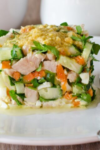 Салат с копчёной курицей, огурцами и яйцами