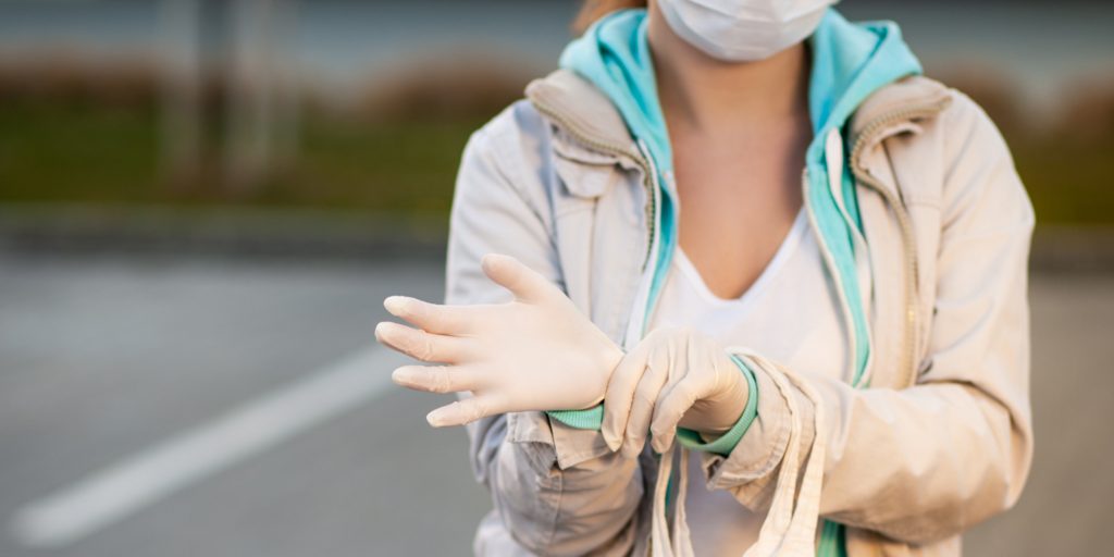 Нужно ли носить одноразовые перчатки во время пандемии