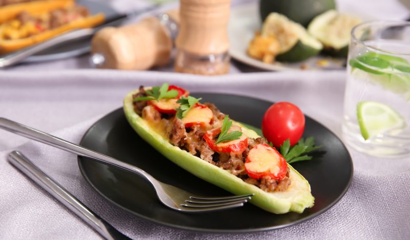 Лодочки из кабачков с фаршем, помидорами и сыром Лайфхакер