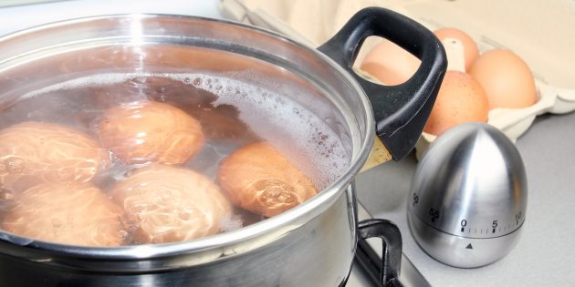 How and how much to cook eggs on the stove