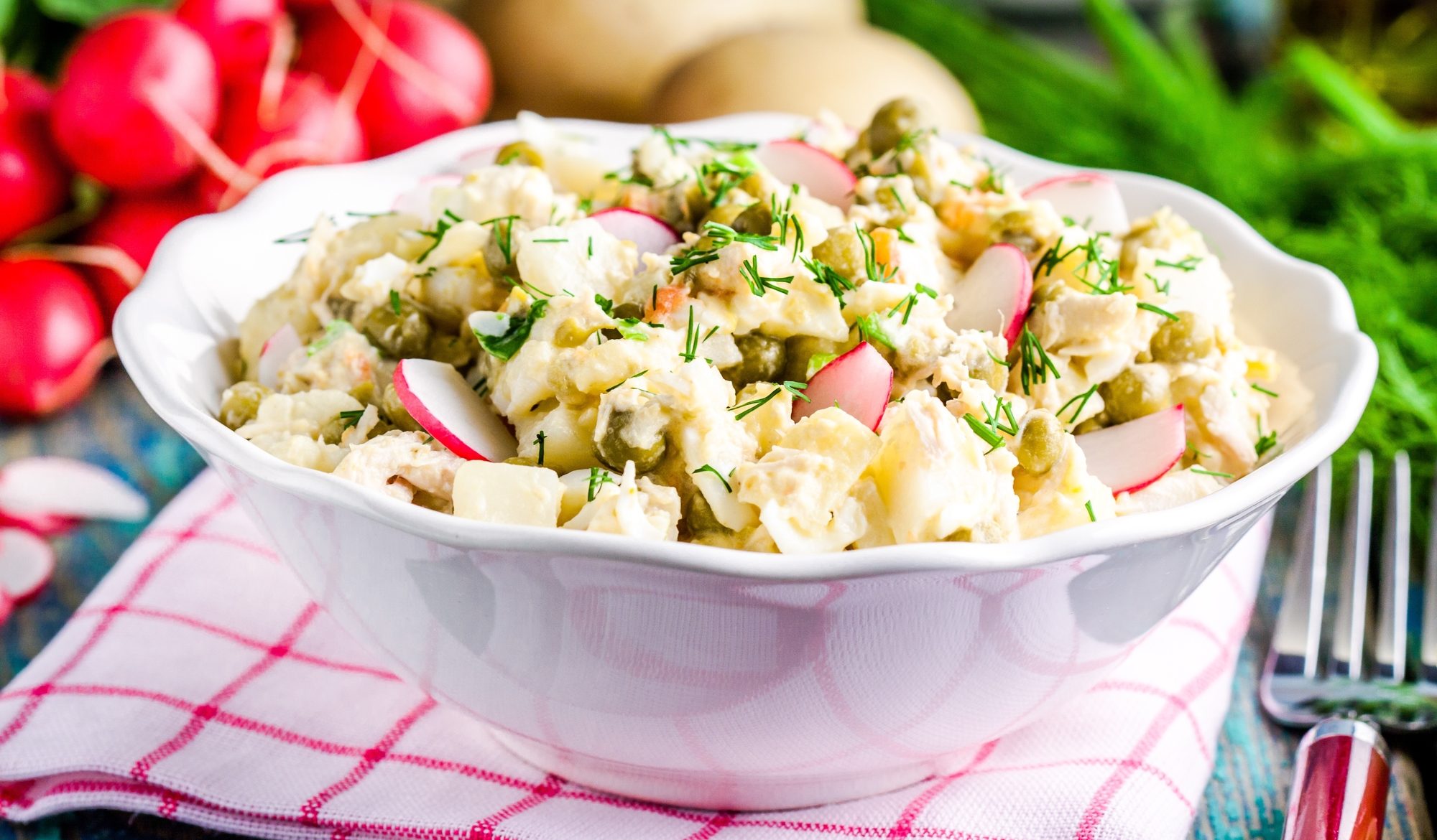 Салат с редиской, яйцами, картошкой и горошком — Лайфхакер