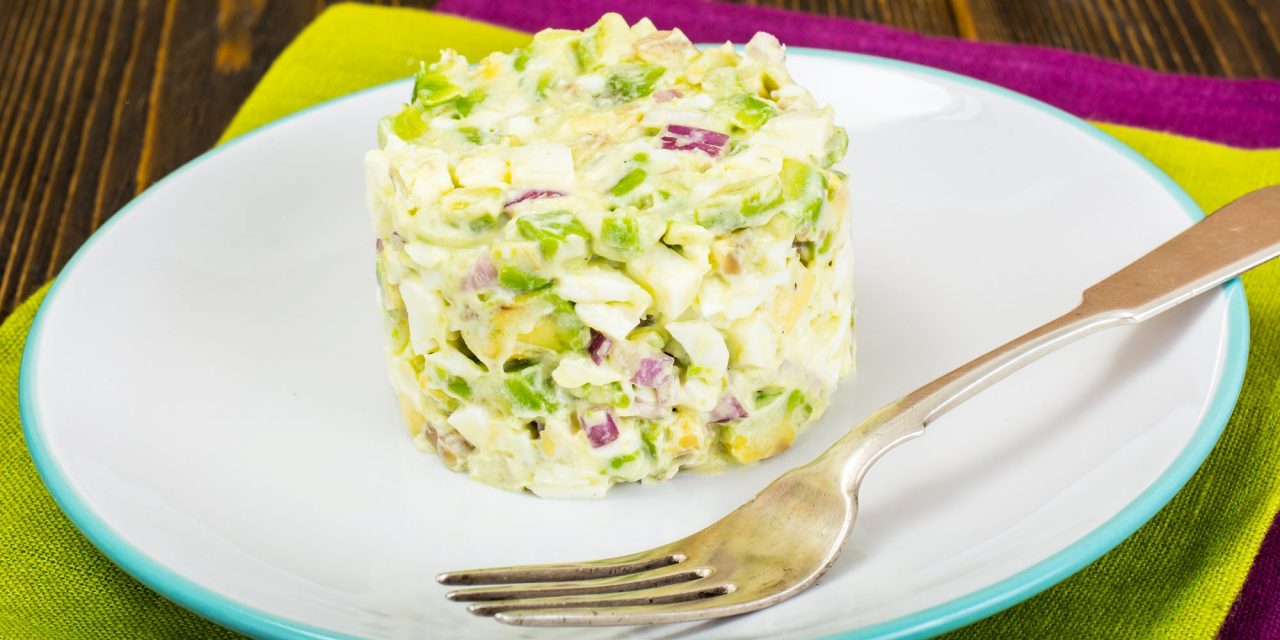 Салат с авокадо, яйцами и фиолетовым луком