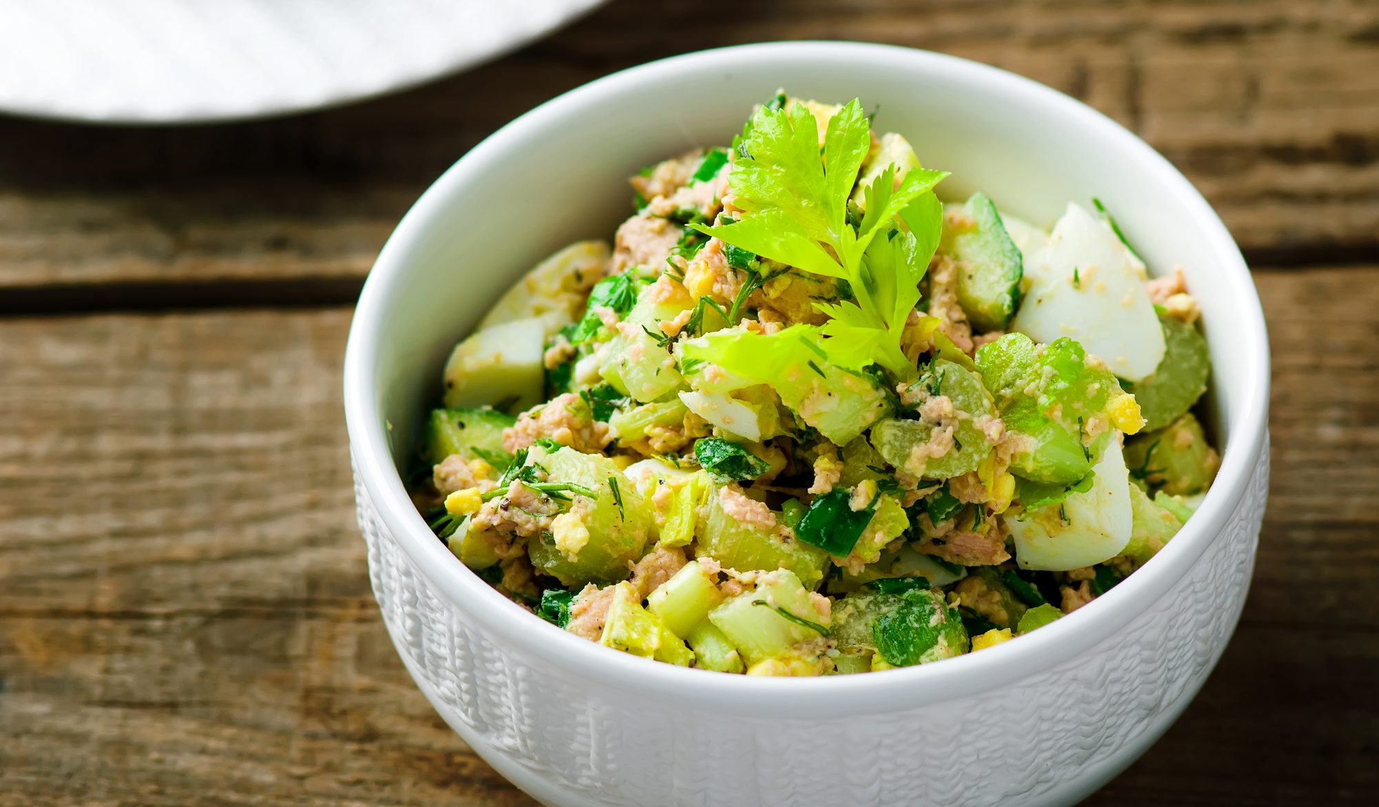 Салат с печенью трески, яйцами, картошкой и огурцами