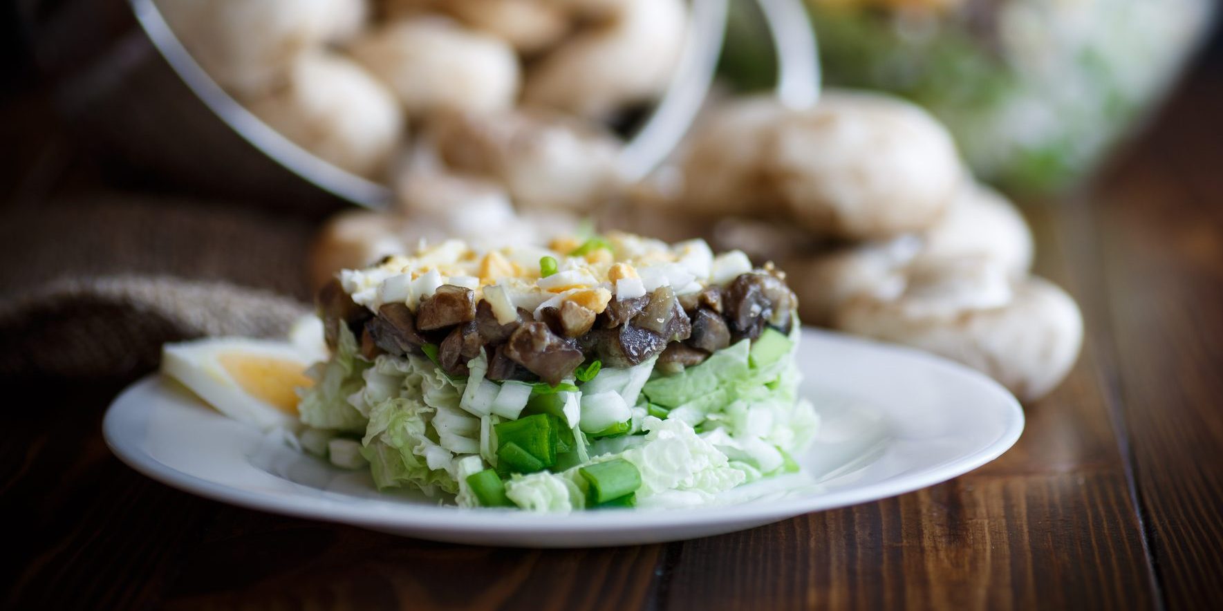 Салат с жареными шампиньонами, пекинской капустой и яйцами