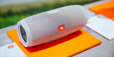 Цена дня: колонка JBL Charge 4 с Bluetooth-наушниками в комплекте за 6 099 рублей