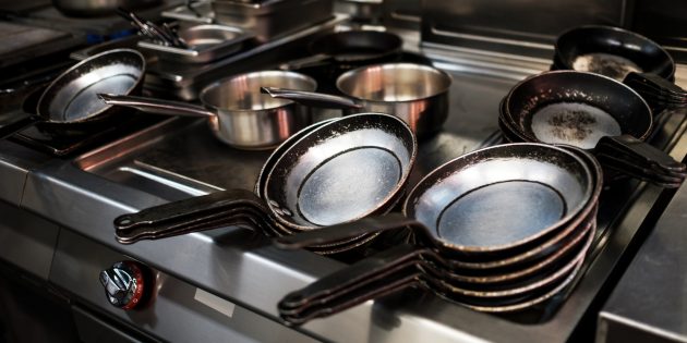Порядок на кухне: выбросьте испорченную посуду