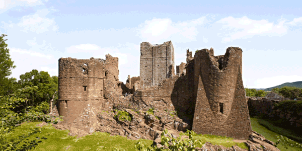 Британские дизайнеры восстановили виды 13 разрушенных замков Европы. Вот как они выглядели