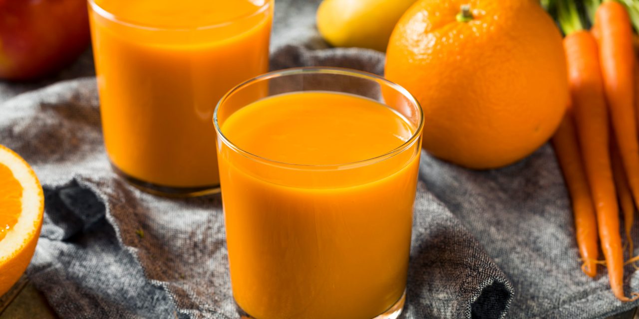 Смузи с апельсином, манго и морковью
