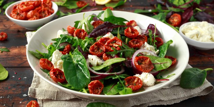 Как приготовить вкусный салат из вяленых томатов: топ-5 рецептов