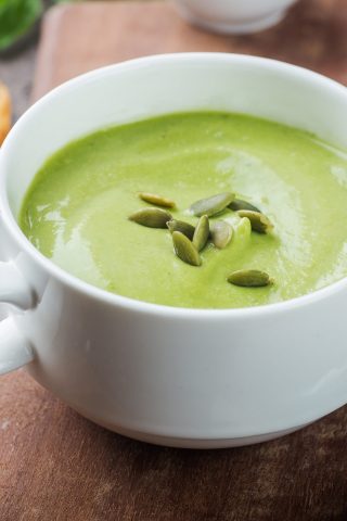 Крем-суп из зелёного горошка и авокадо