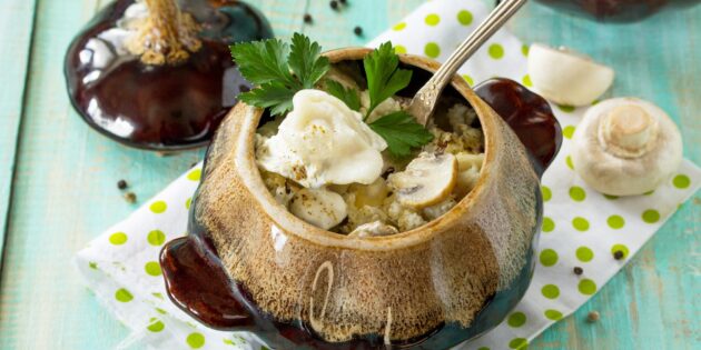 Рецепт пельменей: пельмени в горшочках со сметаной, грибами и сыром