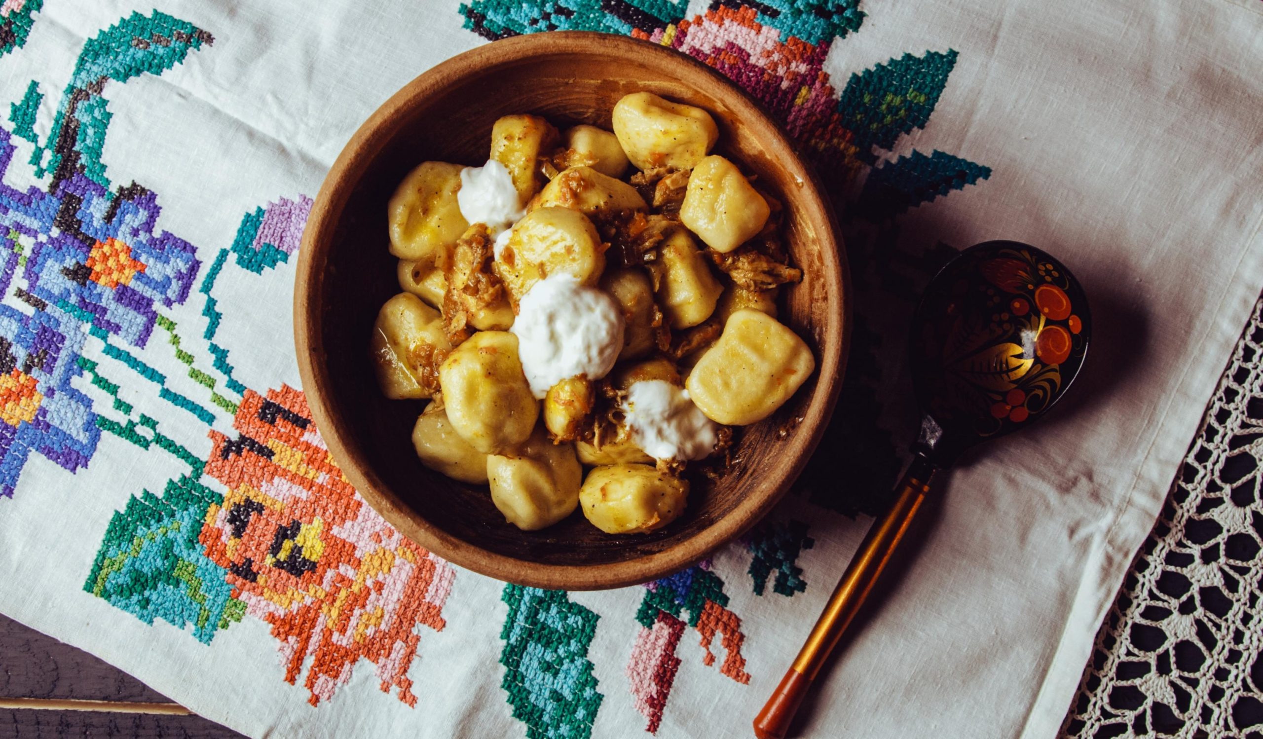 Галушки с луком и шкварками