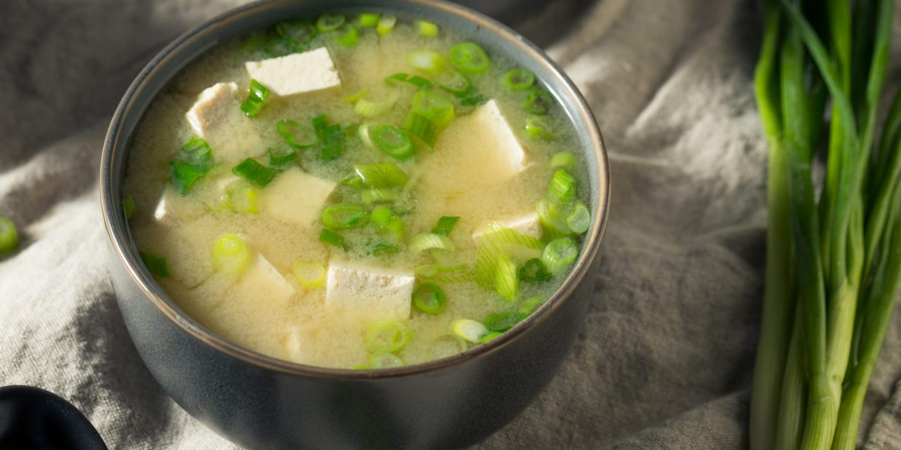 Мисо-суп с тофу и зелёным луком