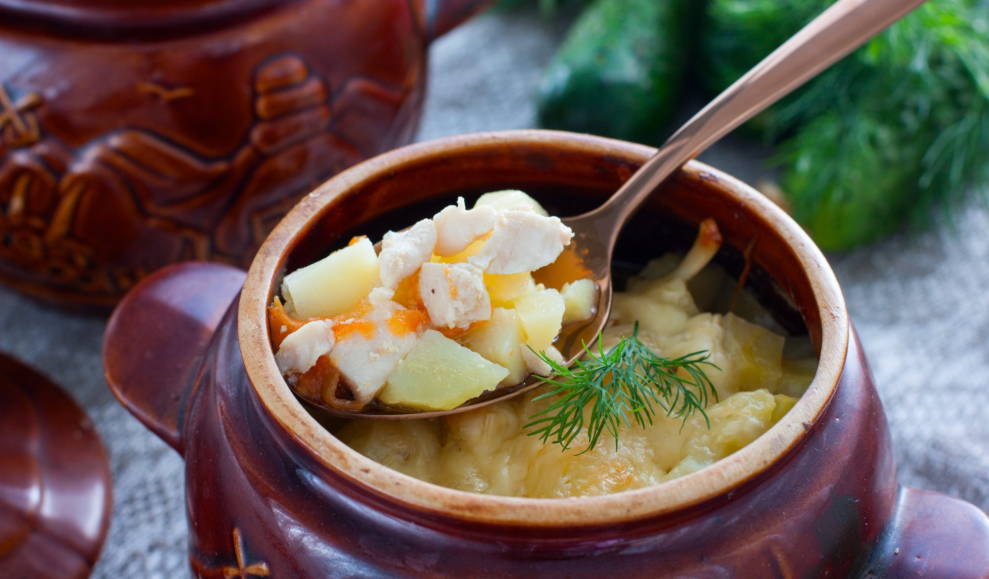 Курица в горшочках с овощами и сыром