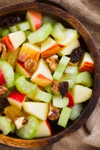 Салат с сельдереем, яблоком, изюмом и орехами