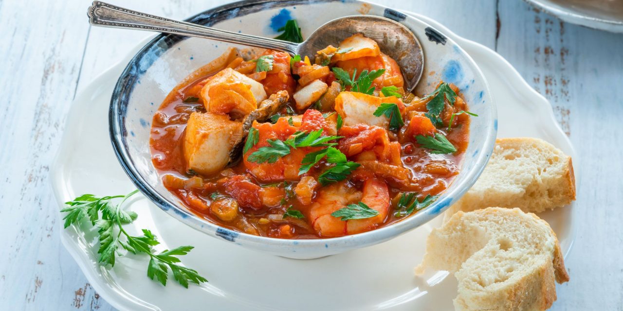Рыбное рагу с креветками в томатном соусе