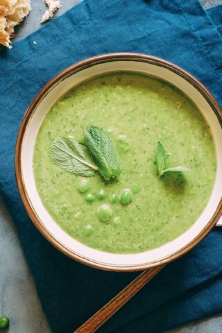 Холодный суп-пюре из зелёного горошка с мятой