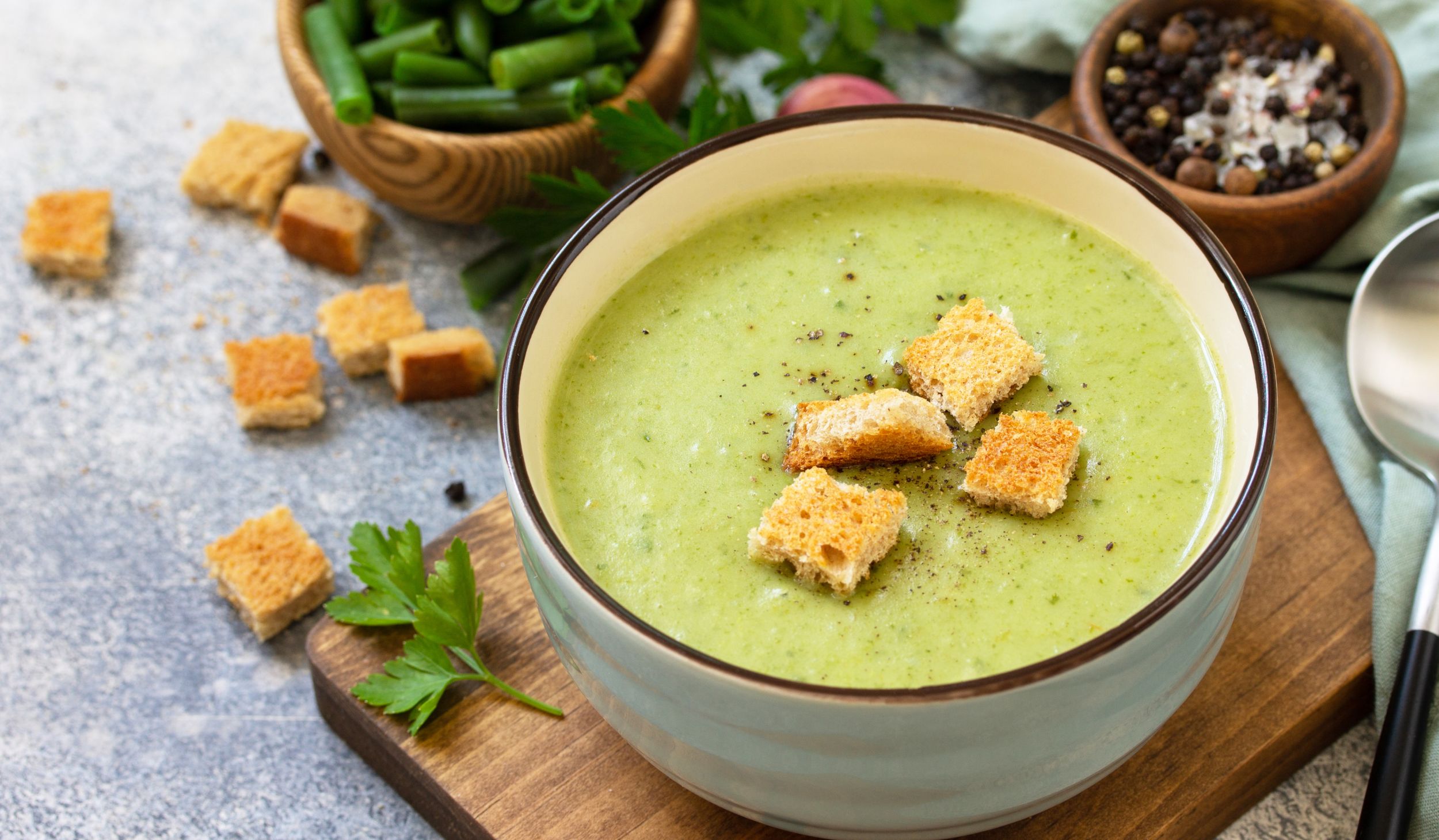 Суп-пюре со стручковой фасолью, беконом и сыром