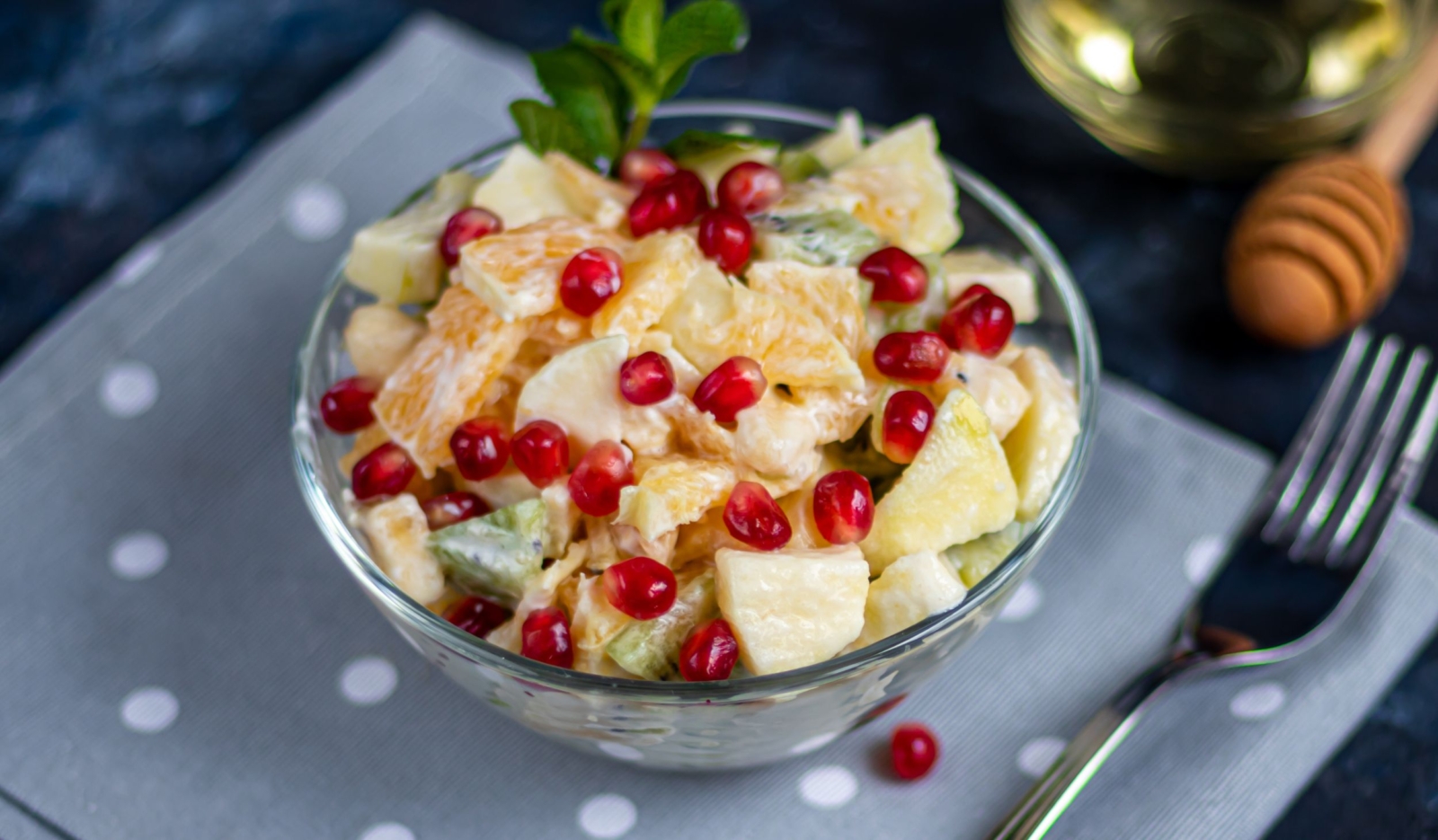 Салат с киви, бананом, яблоком и апельсином Лайфхакер