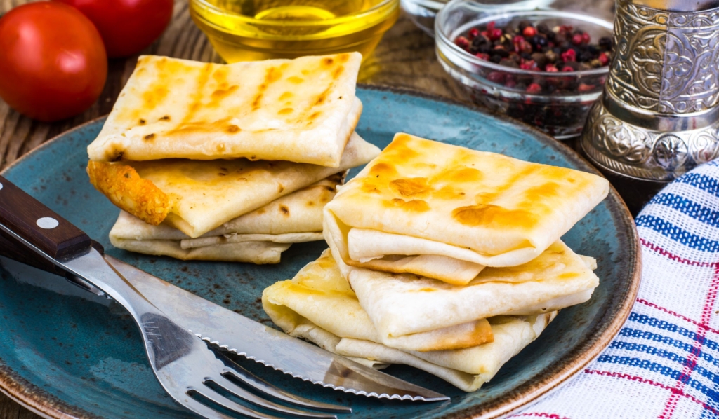 Лаваш с колбасой и помидорами