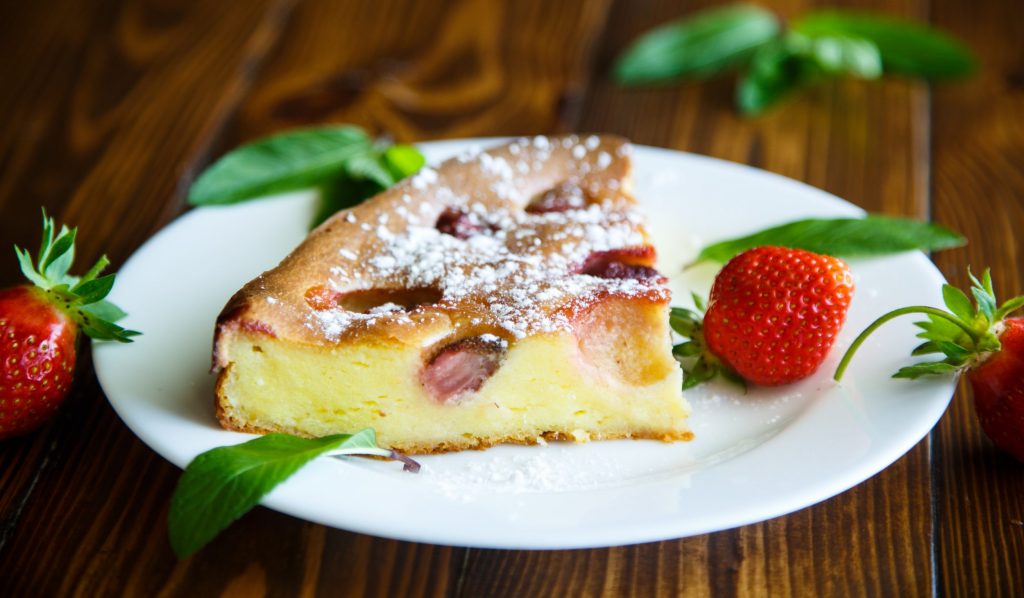 Пирог с творогом и клубникой – пошаговый рецепт приготовления с фото