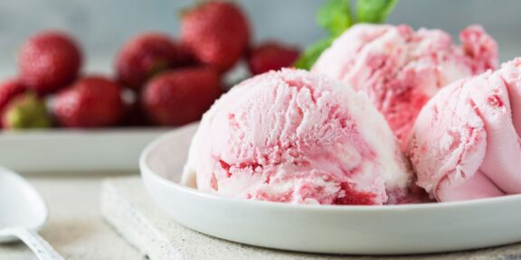 Клубничное мороженое из йогурта