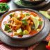 Мексиканский томатный суп с курицей, кукурузой и тортильями